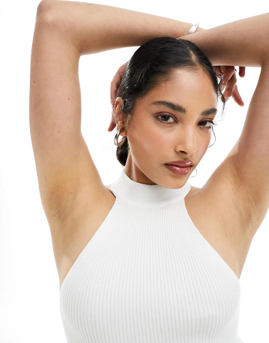 CROP TOP W PRĄŻKI DEKOLT HALTER
