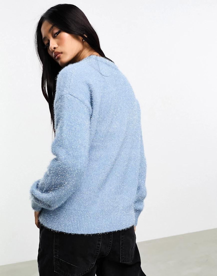 połyskujący niebieski dzianinowy sweter fluffy
