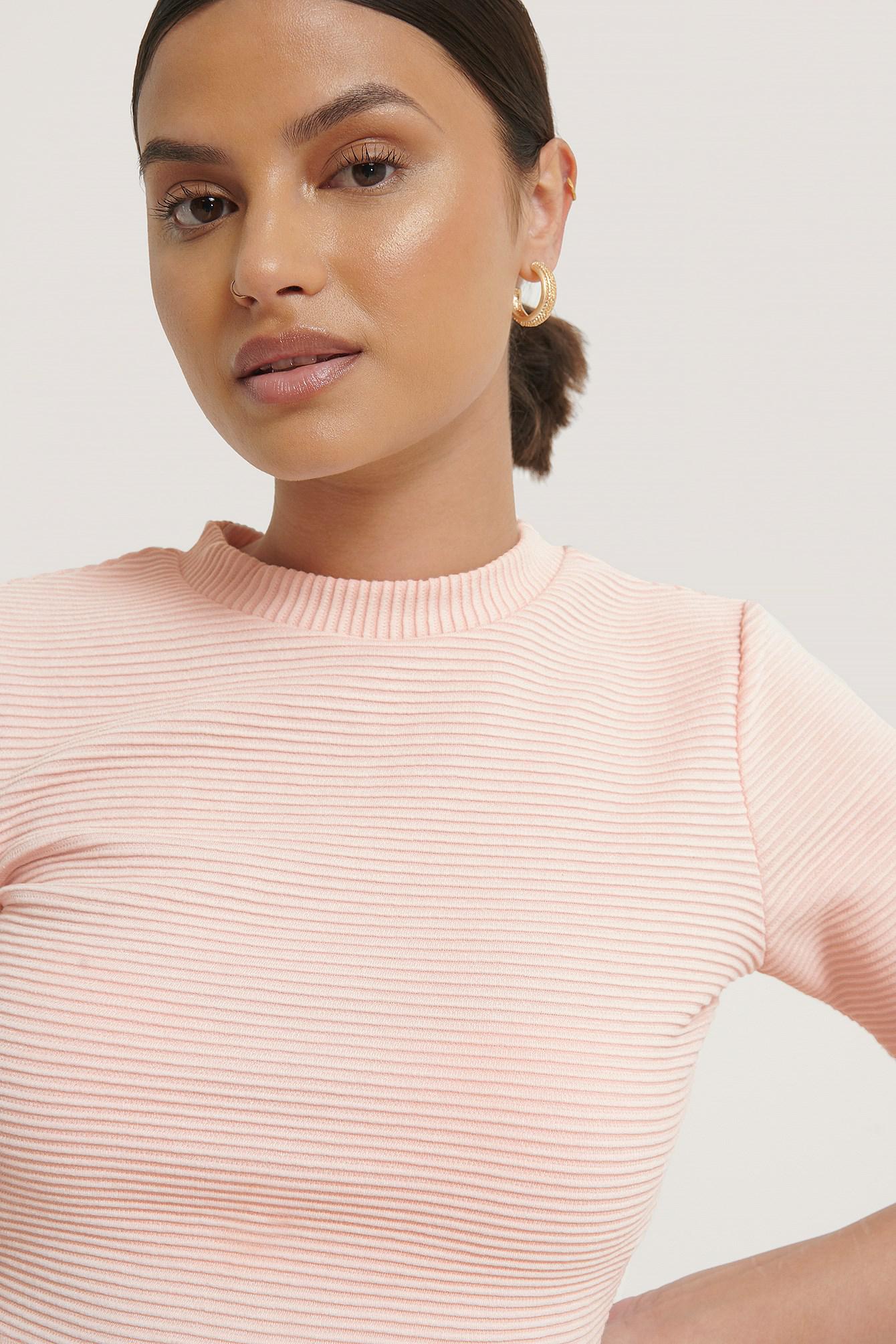 RÓŻOWY CROP TOP PRĄŻKI