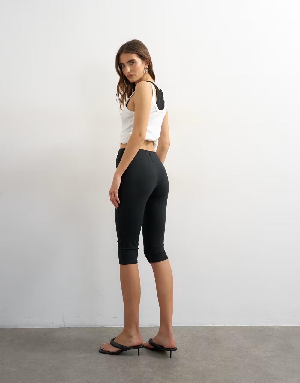 CZARNE LEGGINSY PRZED KOLANO