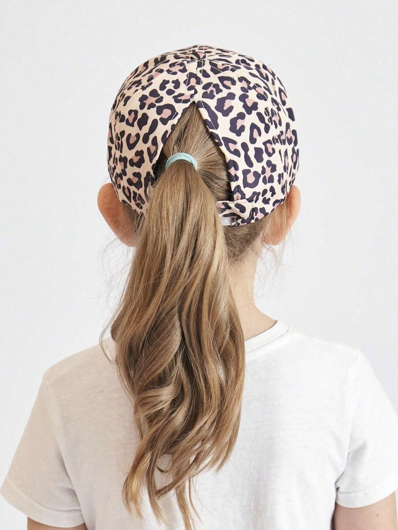 CZAPKA Z DASZKIEM ANIMAL PRINT