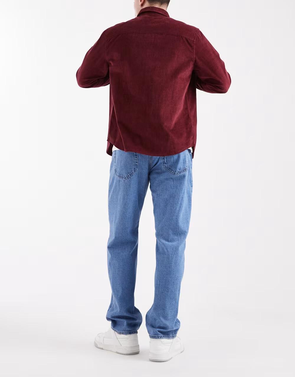 niebieskie spodnie jeans