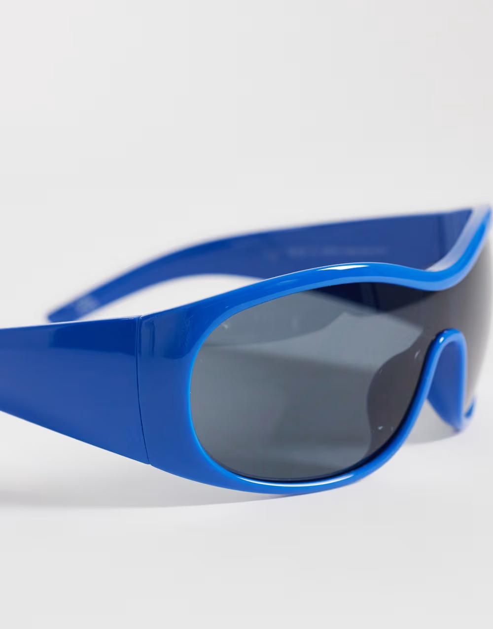 niebieskie okulary przeciwsłoneczne