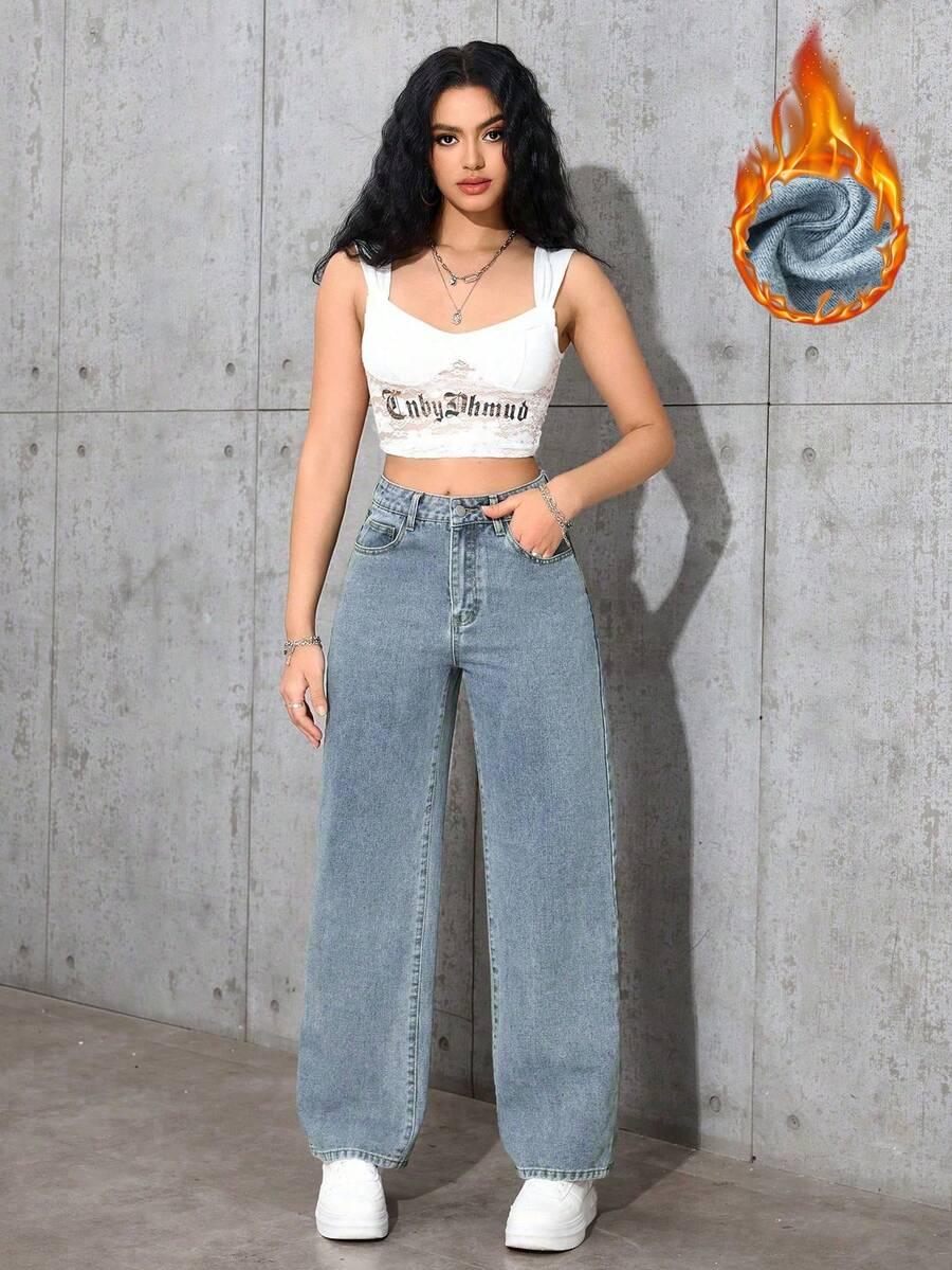 niebieskie spodnie jeans