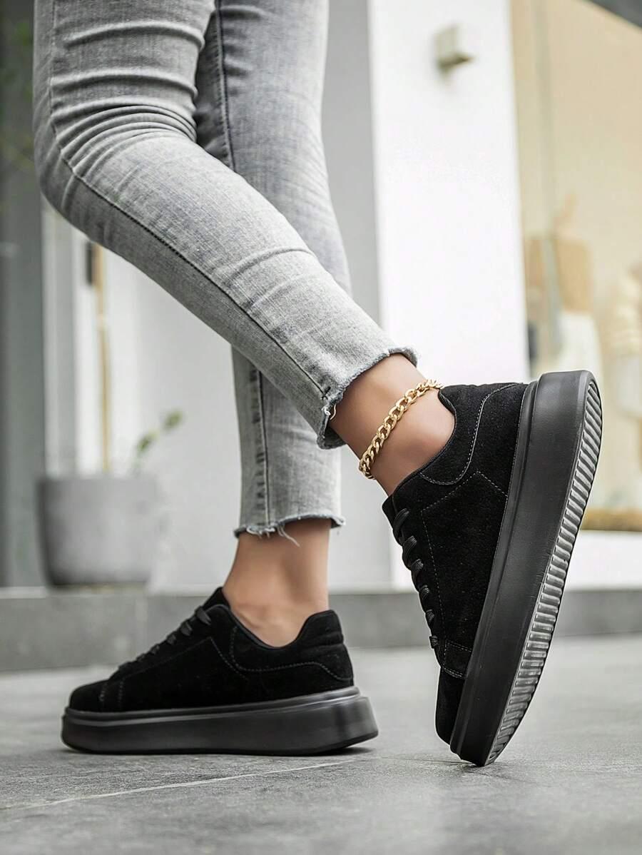 czarne sznurowane buty sportowe 