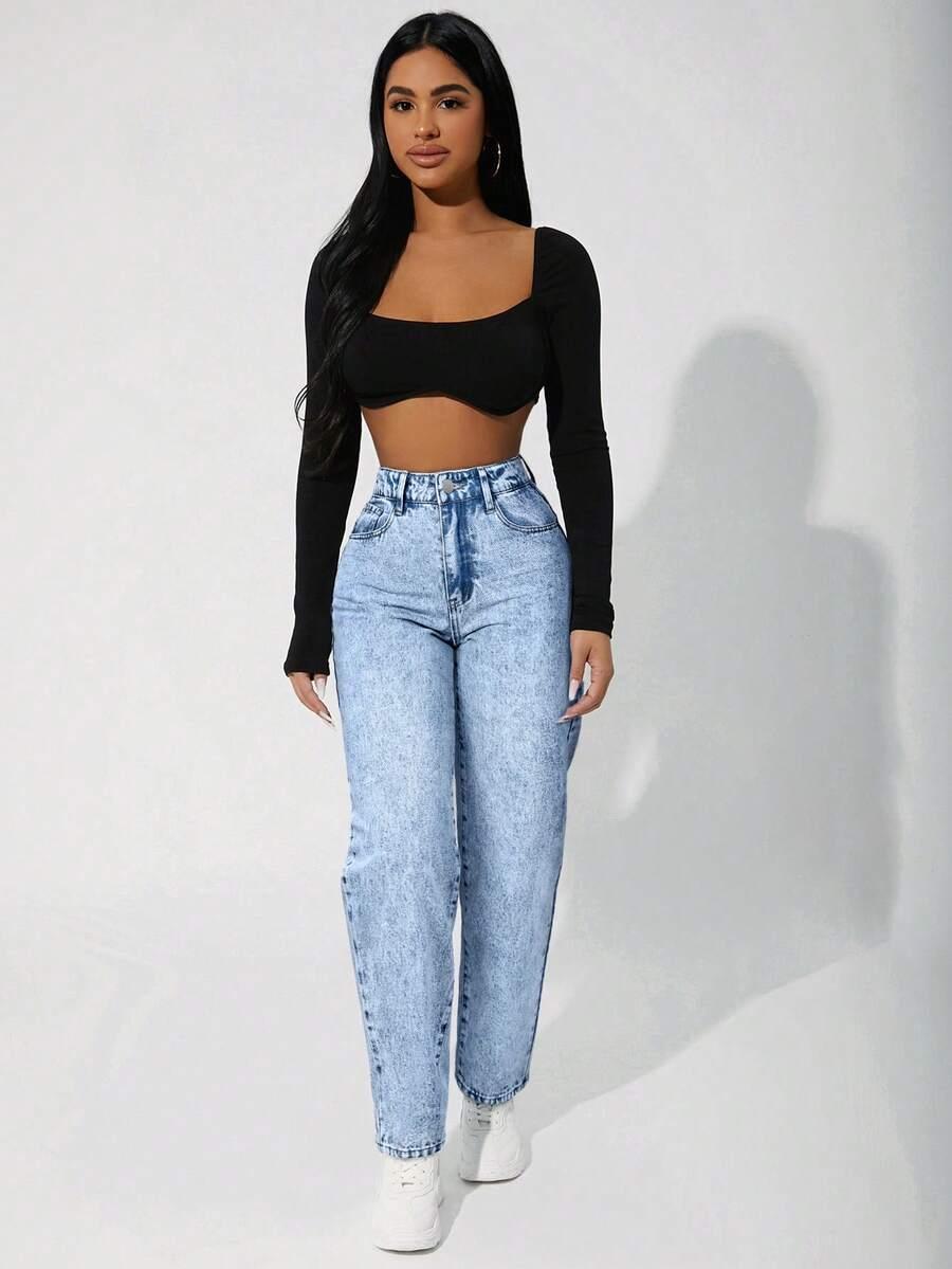 niebieskie spodnie jeans