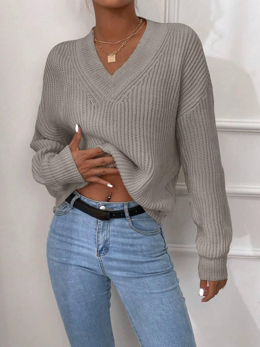 SWETER Z DEKOLTEM W SEREK
