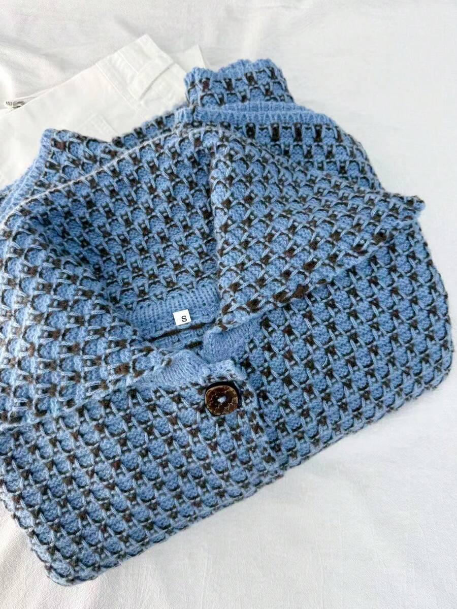 niebieski sweter guziki