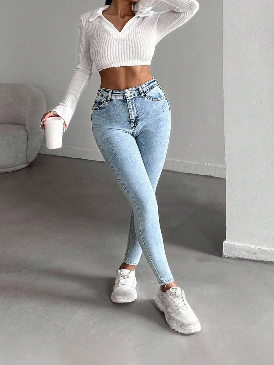 niebieskie spodnie jeans rurki