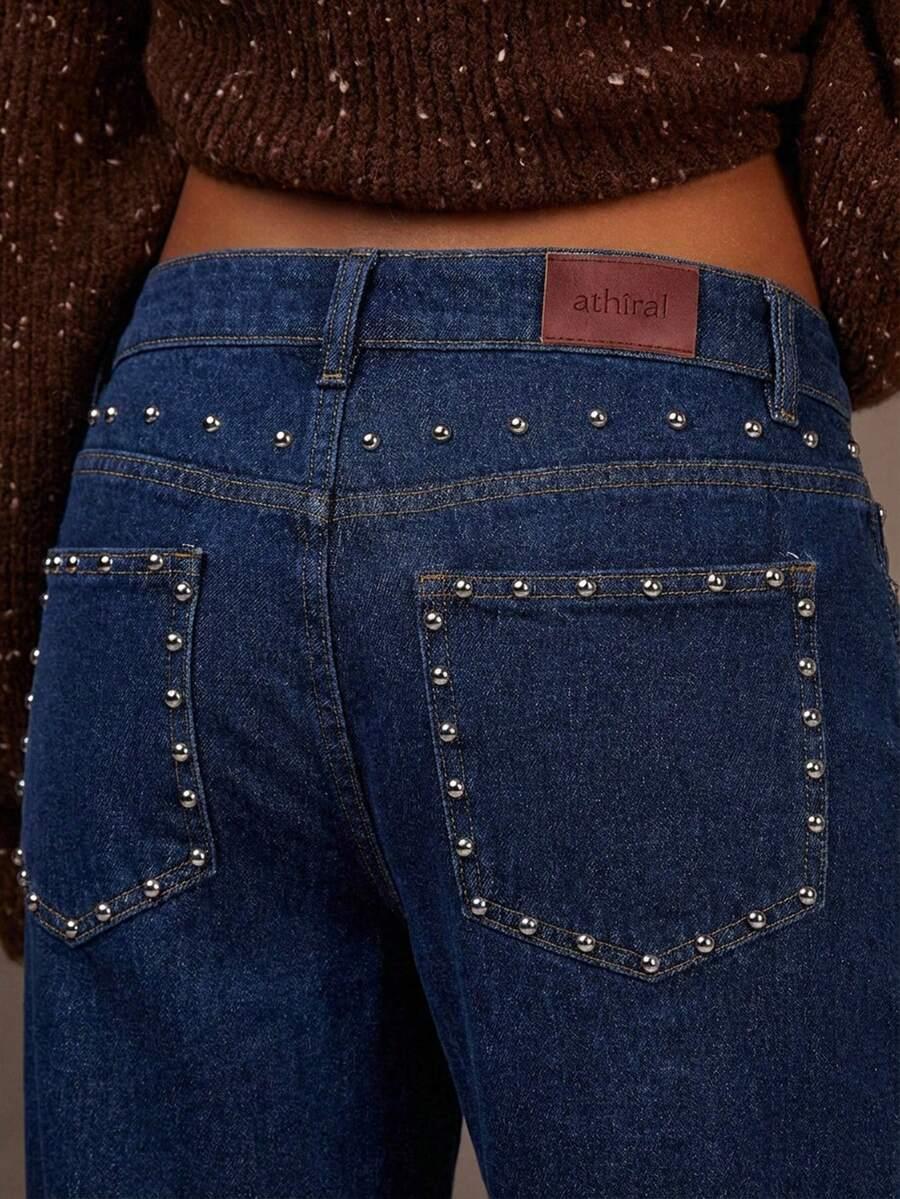 granatowe spodnie jeans