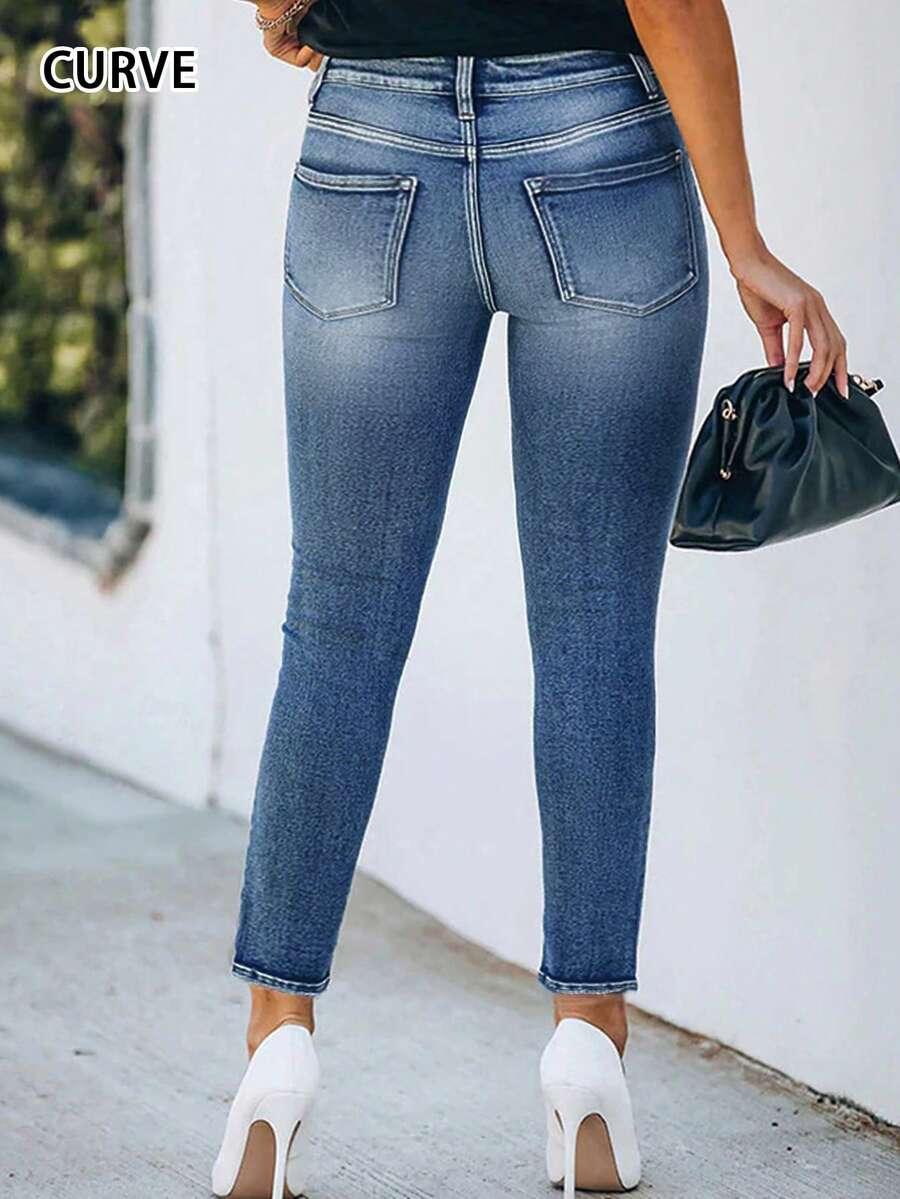 niebieskie spodnie jeans