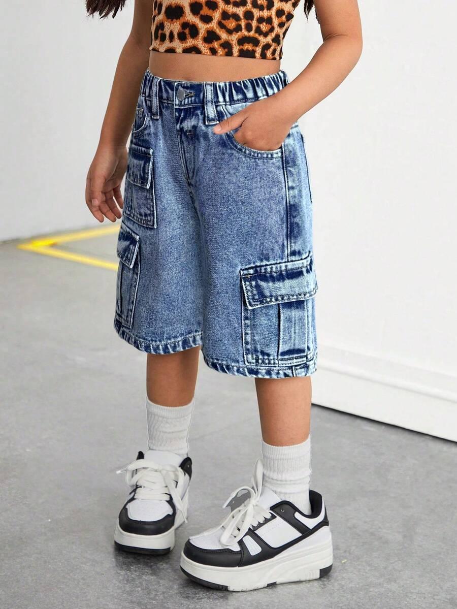niebieskie spodenki jeans