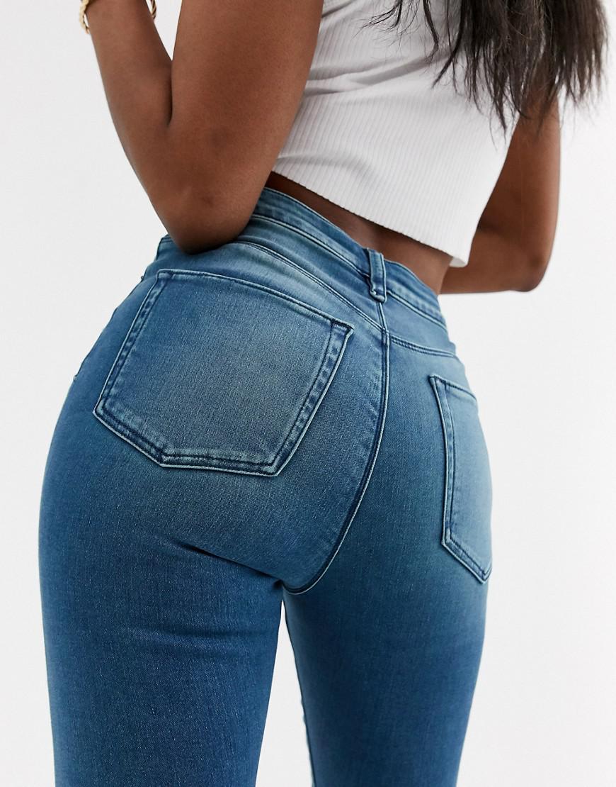 niebieskie spodnie jeans rurki
