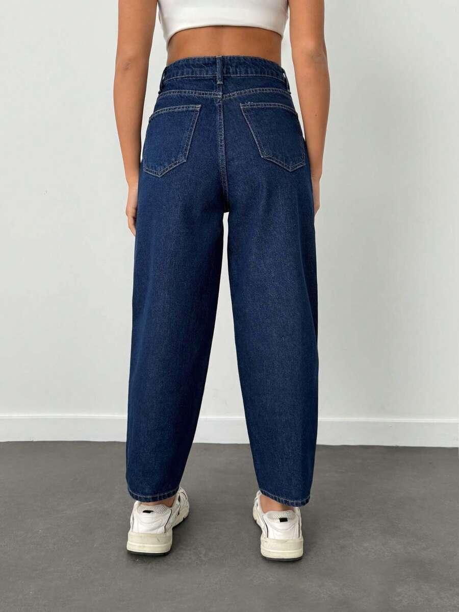 granatowe spodnie jeans