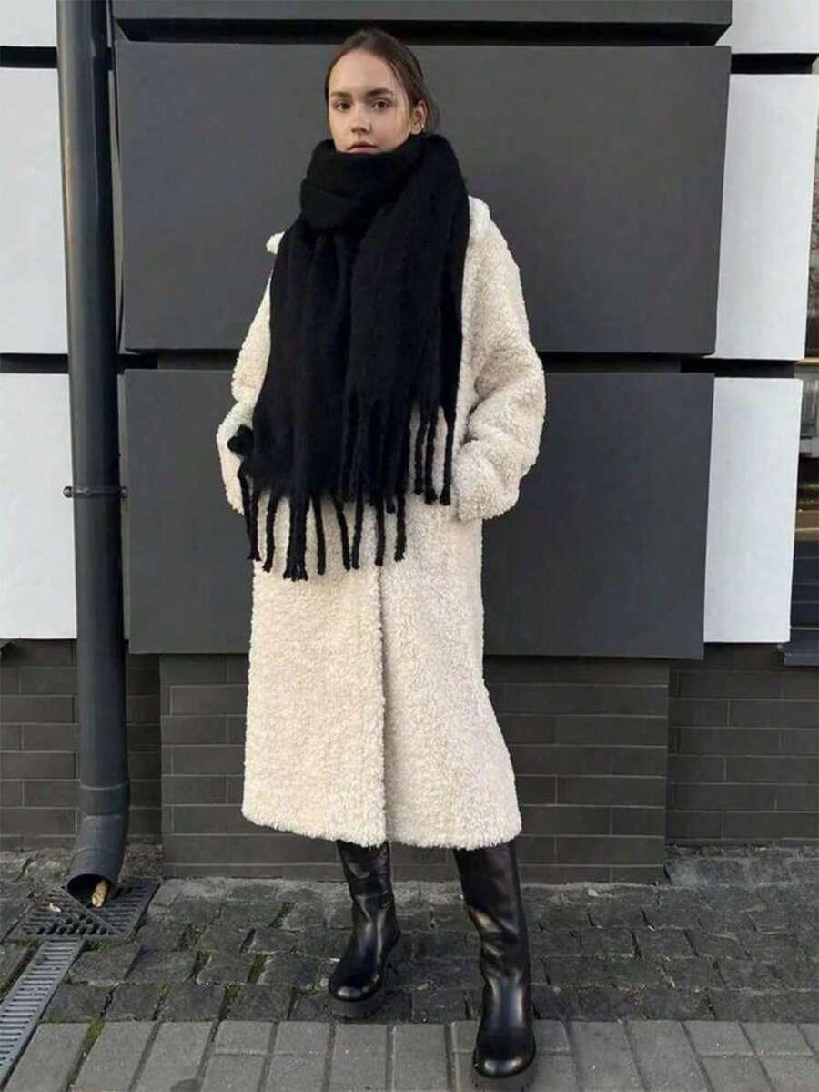 czarny szalik frędzle