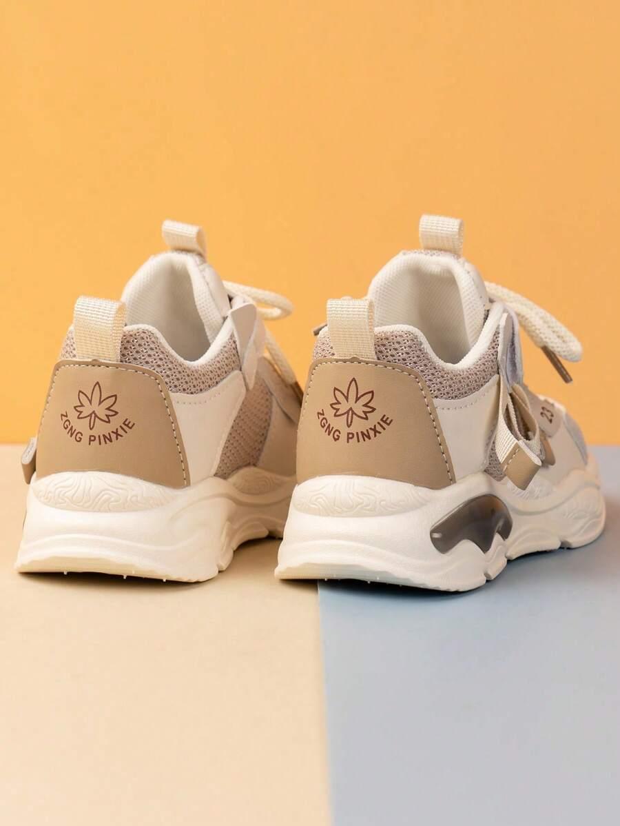 sznurowane buty sportowe