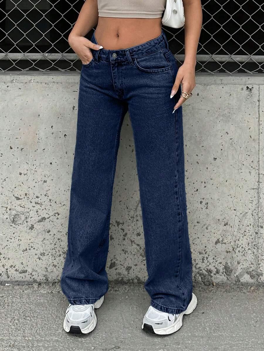 niebieskie spodnie jeans