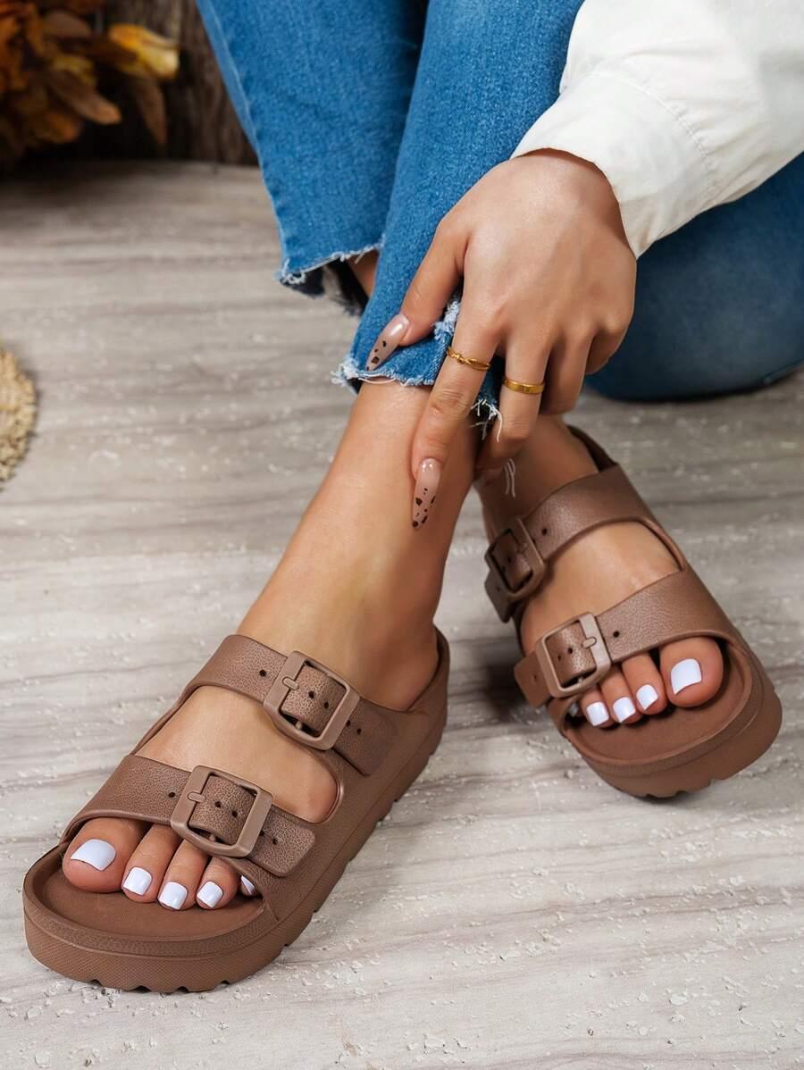 brązowe klapki casual