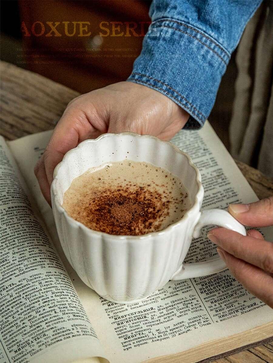 brązowa asymetryczna filiżanka