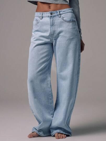 niebieskie spodnie jeans