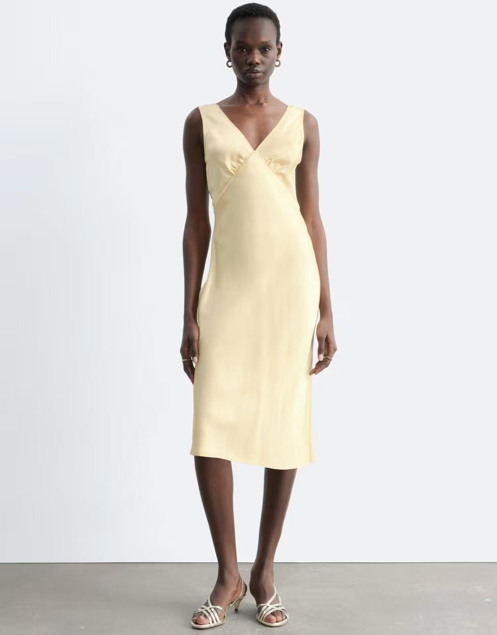 ŻÓŁTA SATYNOWA SUKIENKA BEZ RĘKAWÓW V-NECK