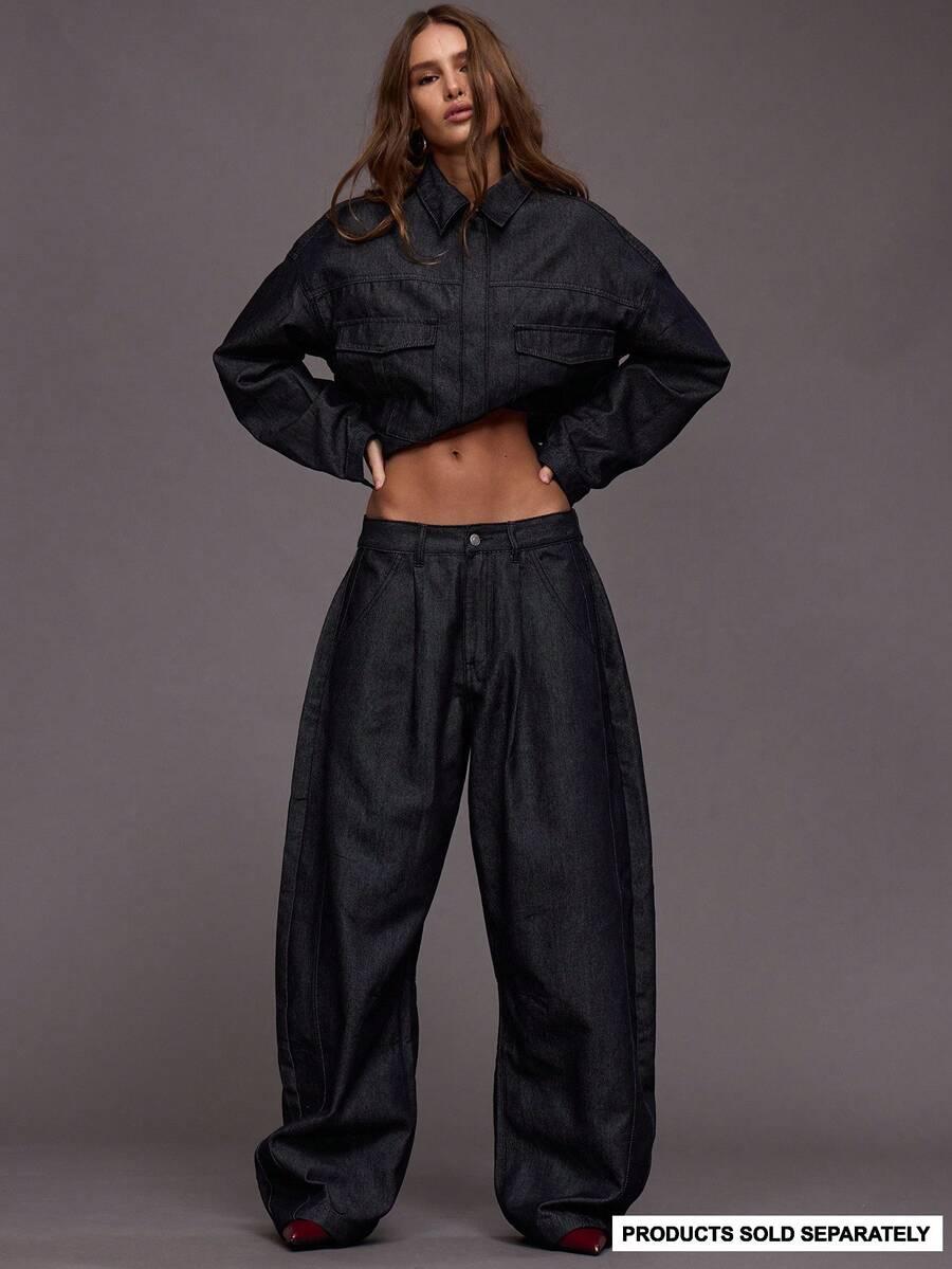 granatowe spodnie jeans