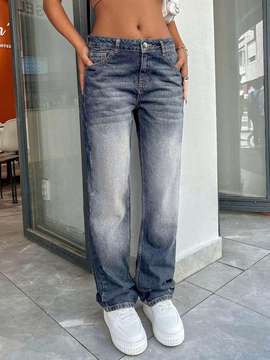 niebieskie spodnie jeans