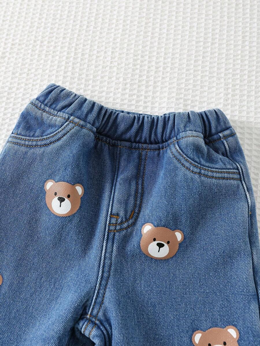 niebieskie spodnie jeans