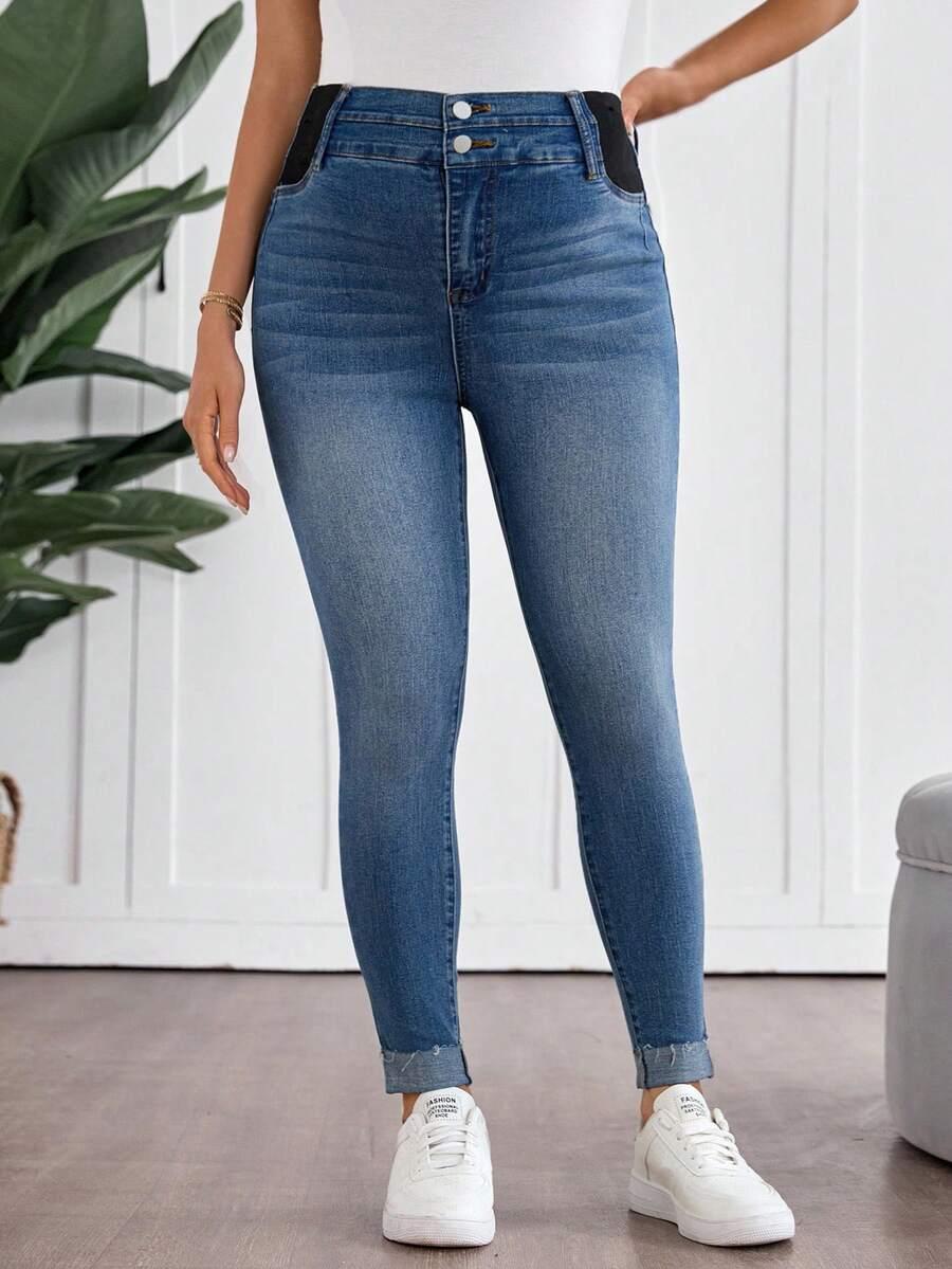 niebieskie spodnie jeans