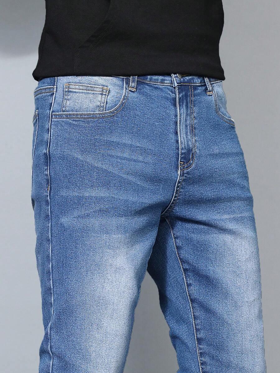 niebieskie spodnie jeans