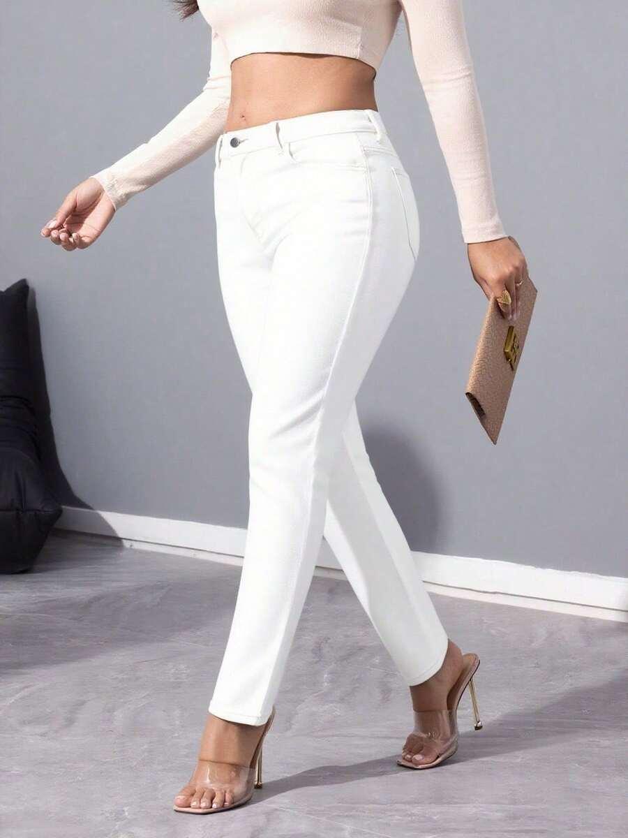 białe jeansy casual