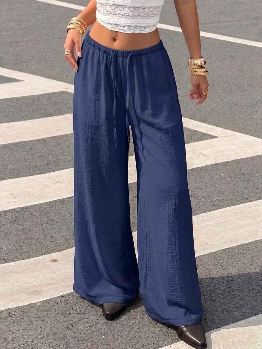 granatowe spodnie casual