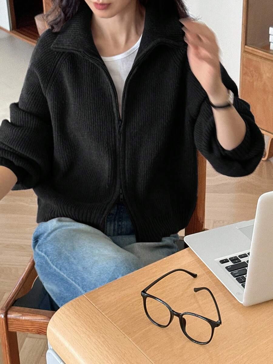 czarny sweter zamek