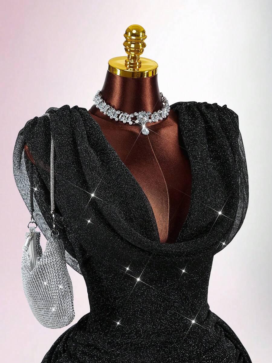 czarna mini sukienka zdobienie