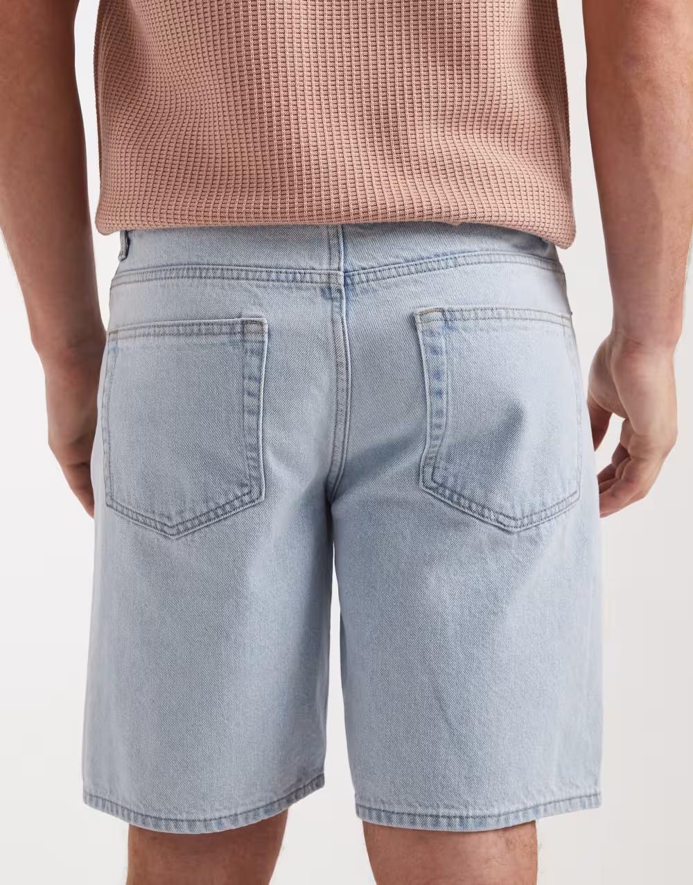 niebieskie spodnie jeans