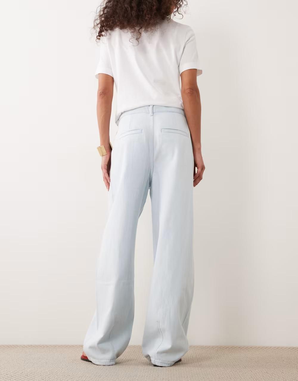 niebieskie spodnie jeans kieszenie