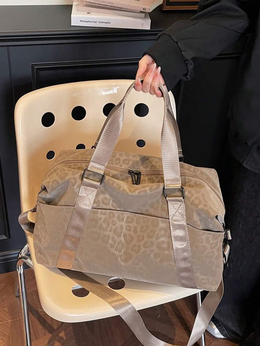 beżowa torba podróżna animal print