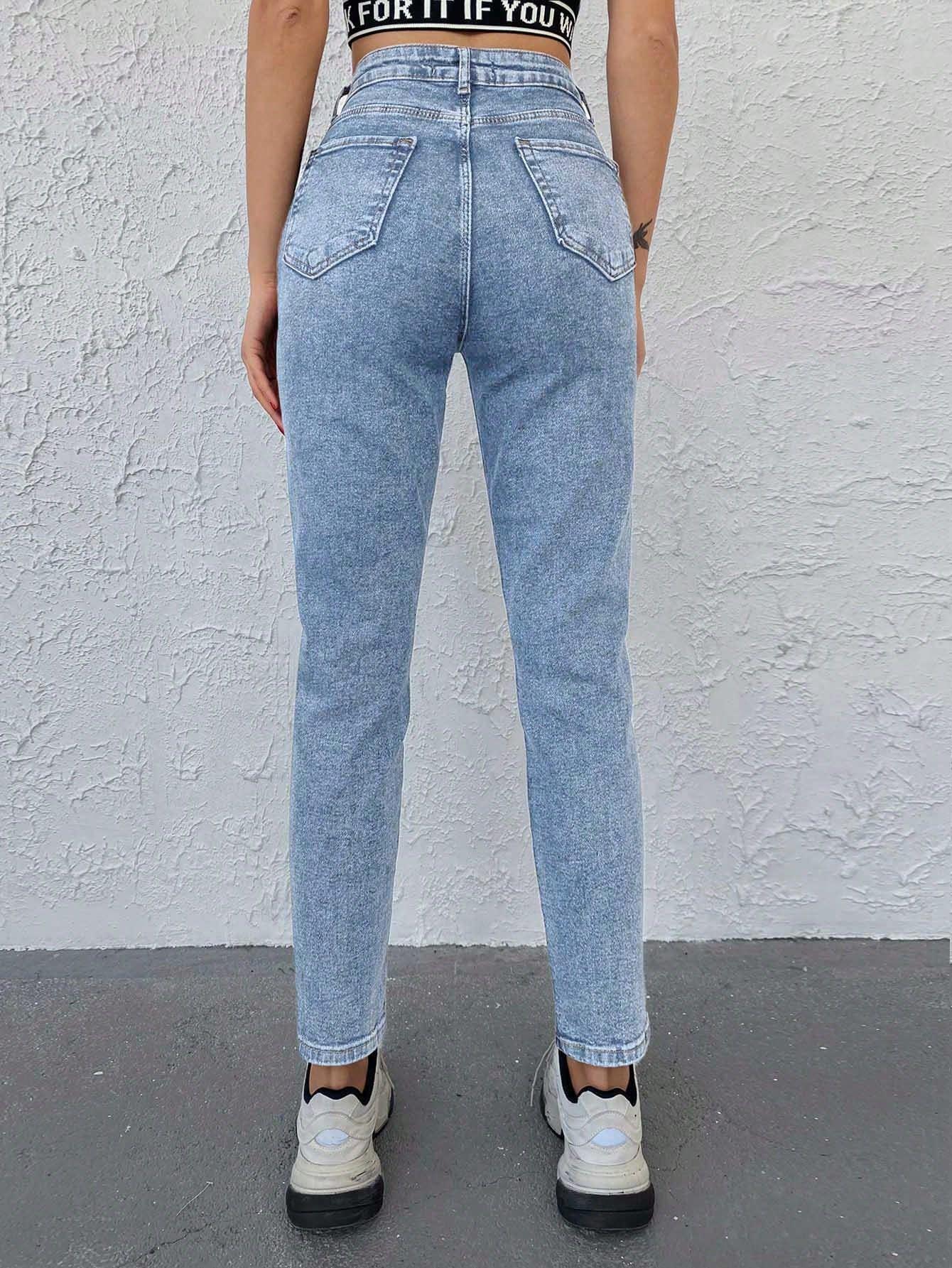 niebieskie spodnie jeans 