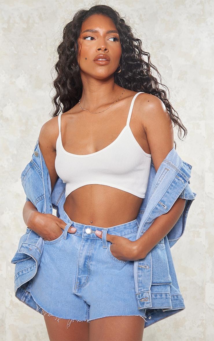 niebieskie spodenki jeans 