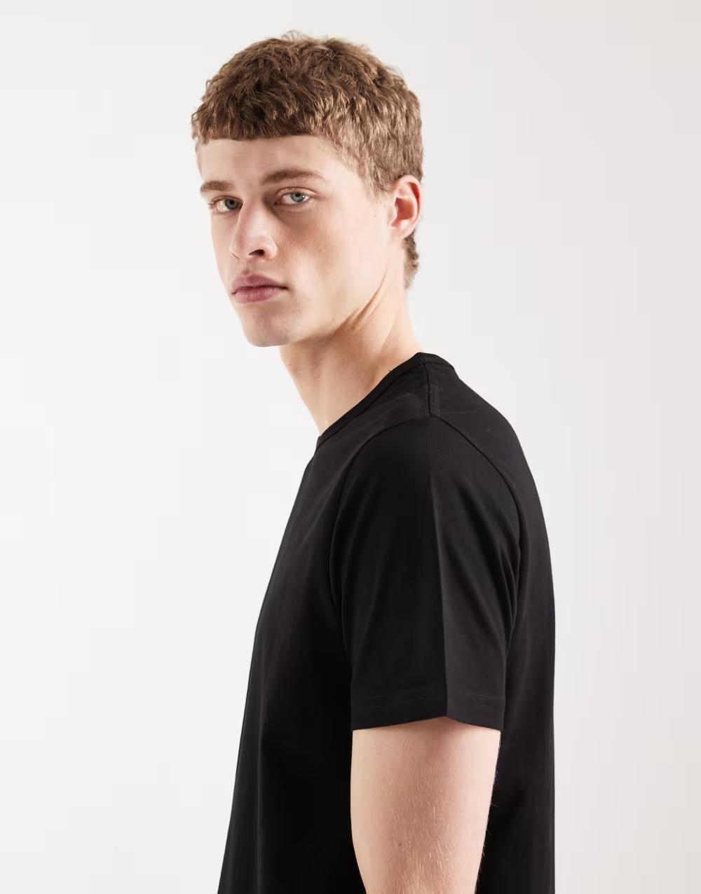 czarny t-shirt okrągły dekolt
