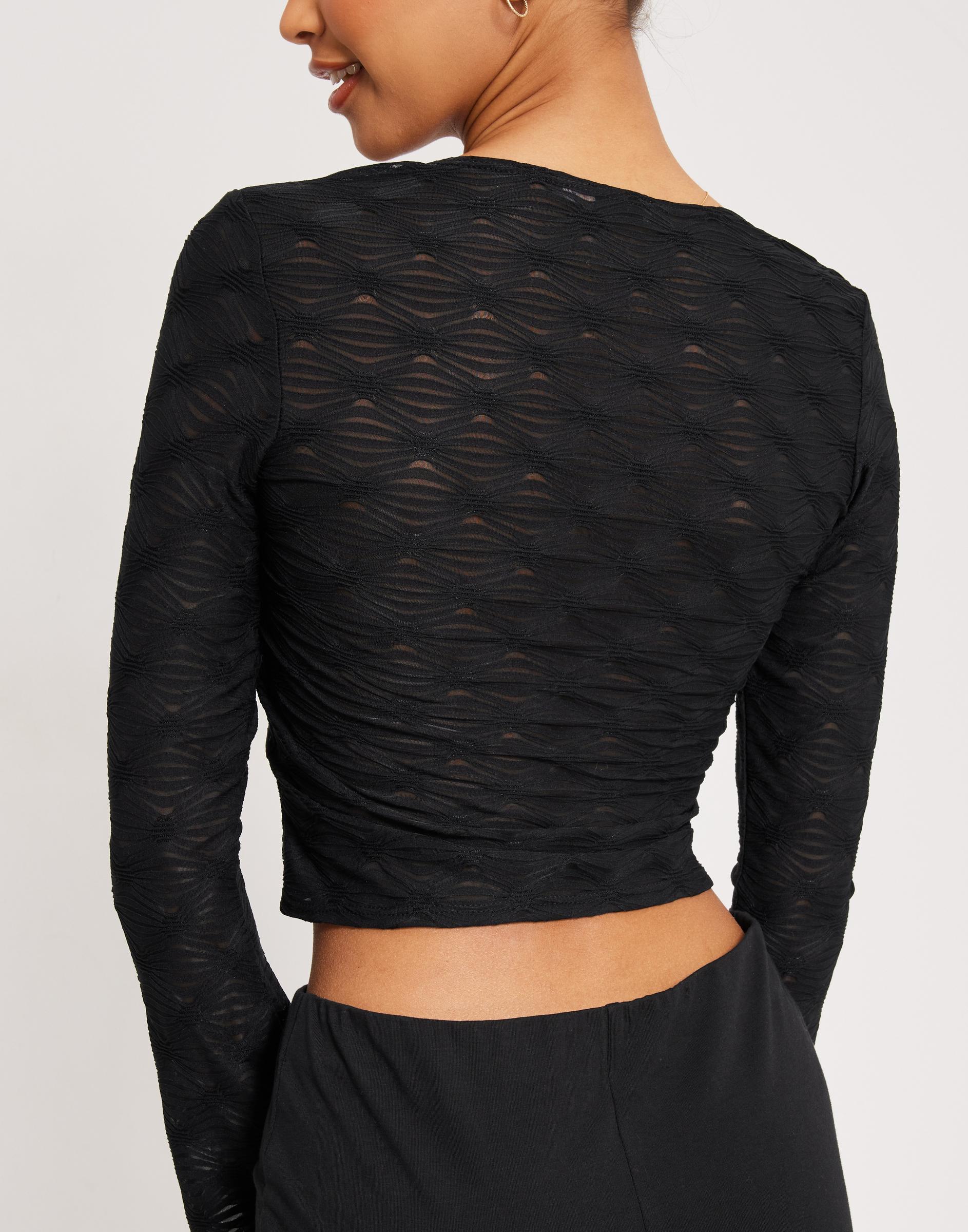 czarny crop top wzór szerokie rękawy dekolt