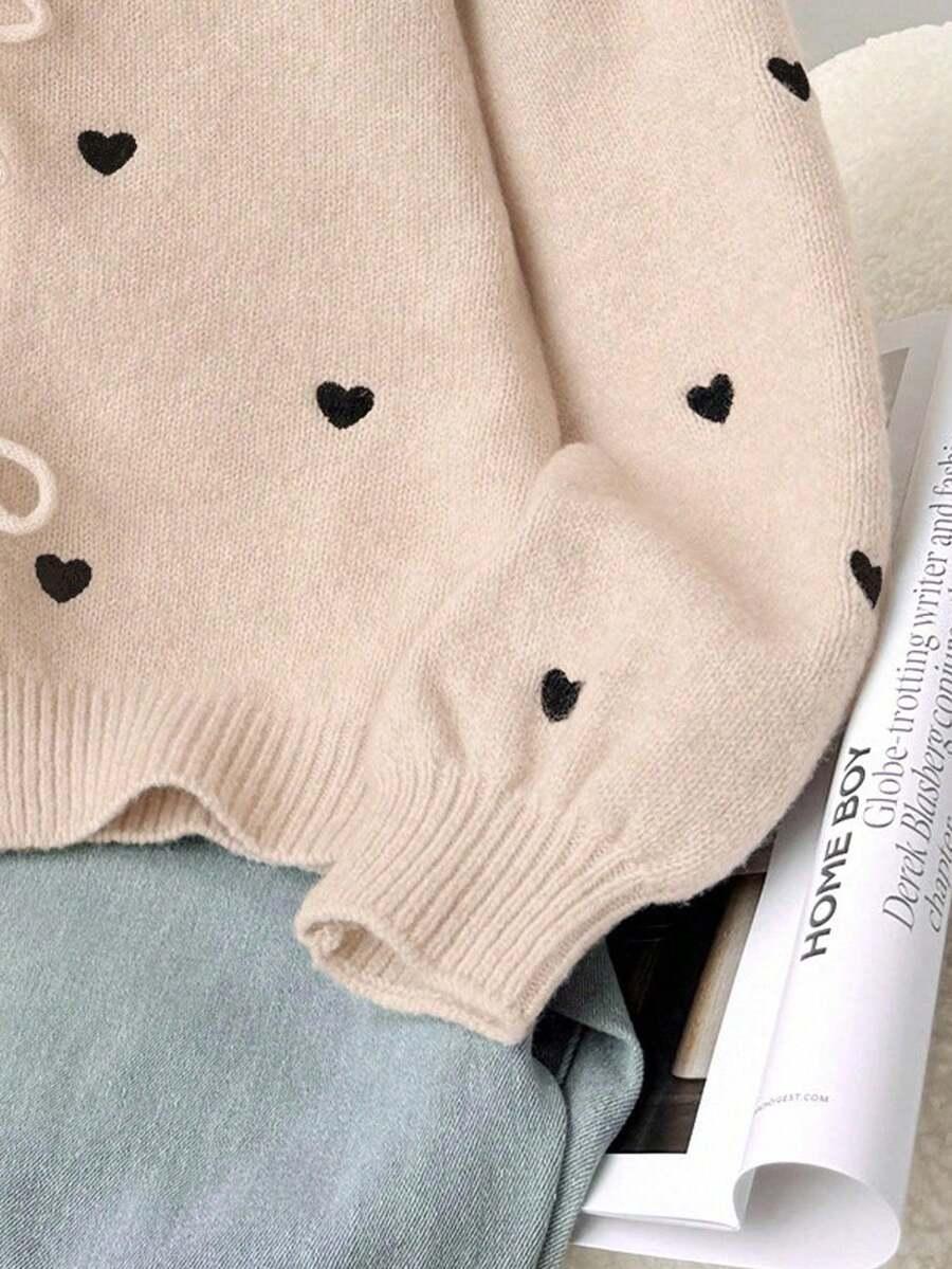 beżowy sweter wzór serca