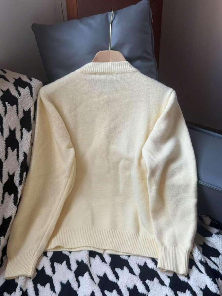 żółty sweter guziki