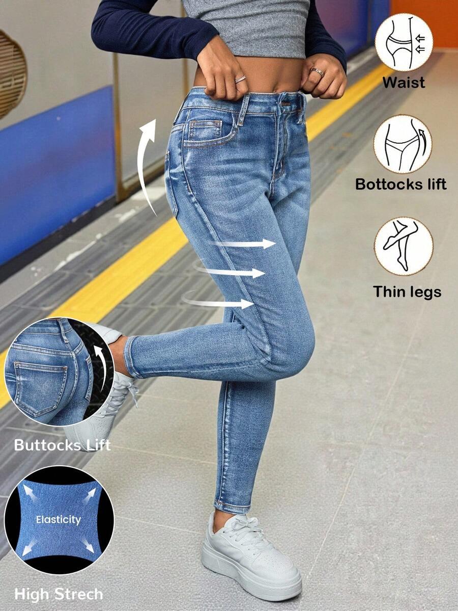 niebieskie spodnie jeans