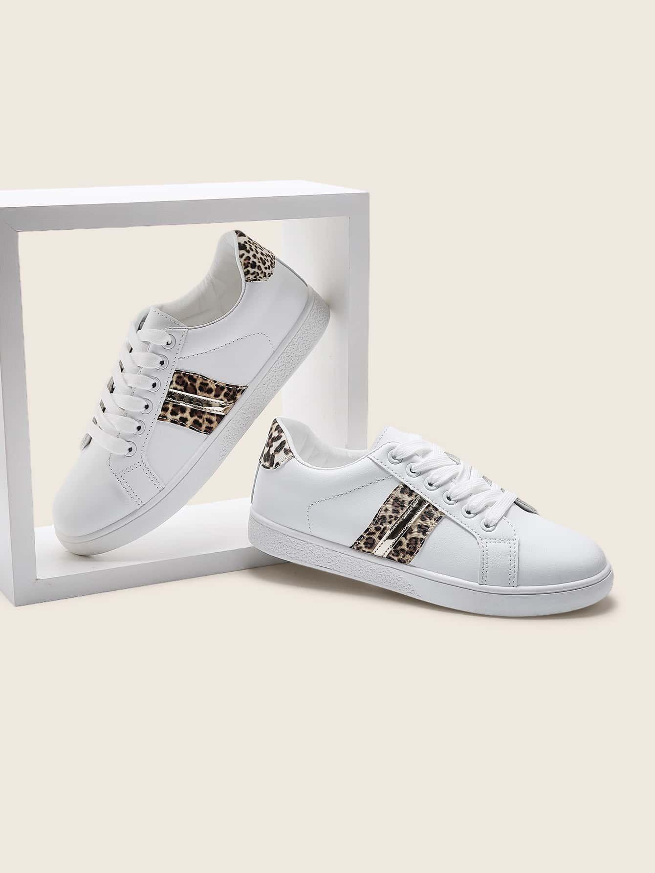białe buty sportowe animal print 
