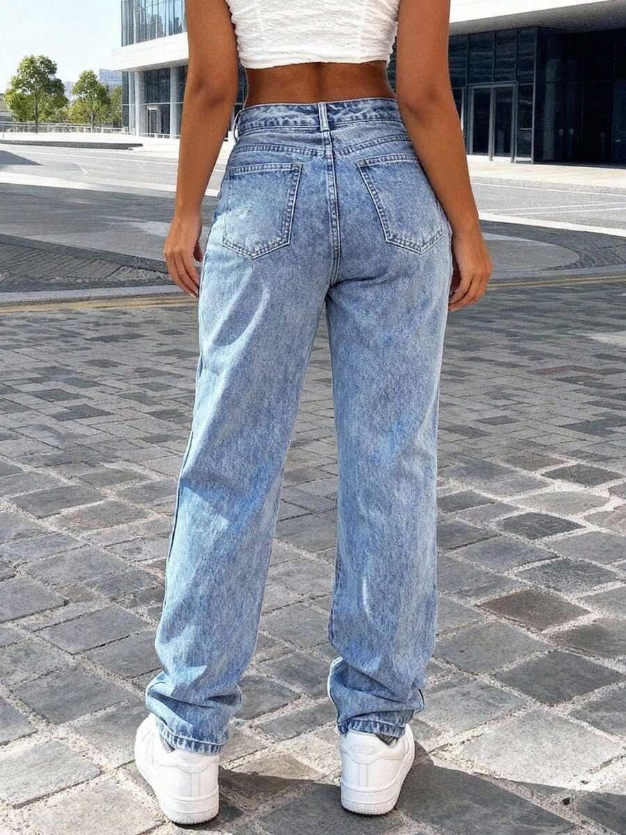 niebieskie spodnie jeans