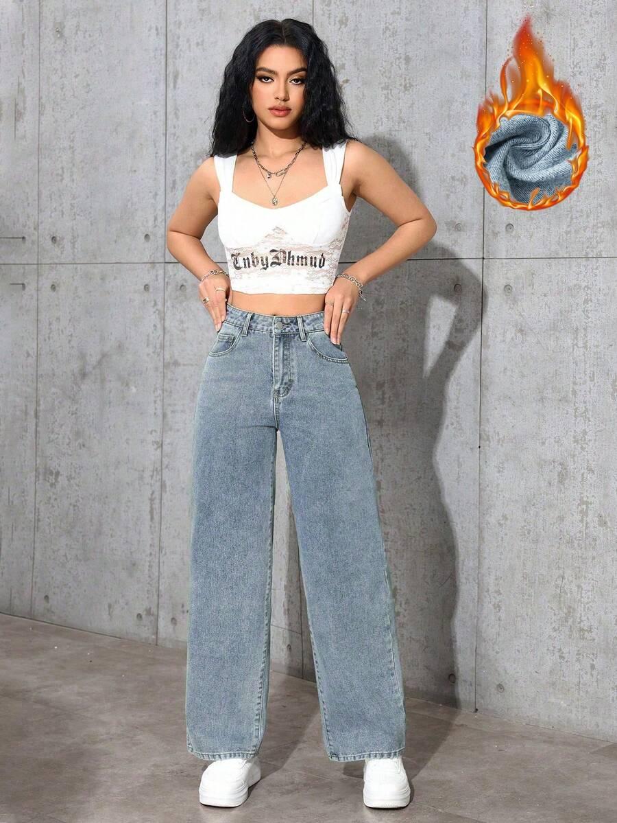 niebieskie spodnie jeans