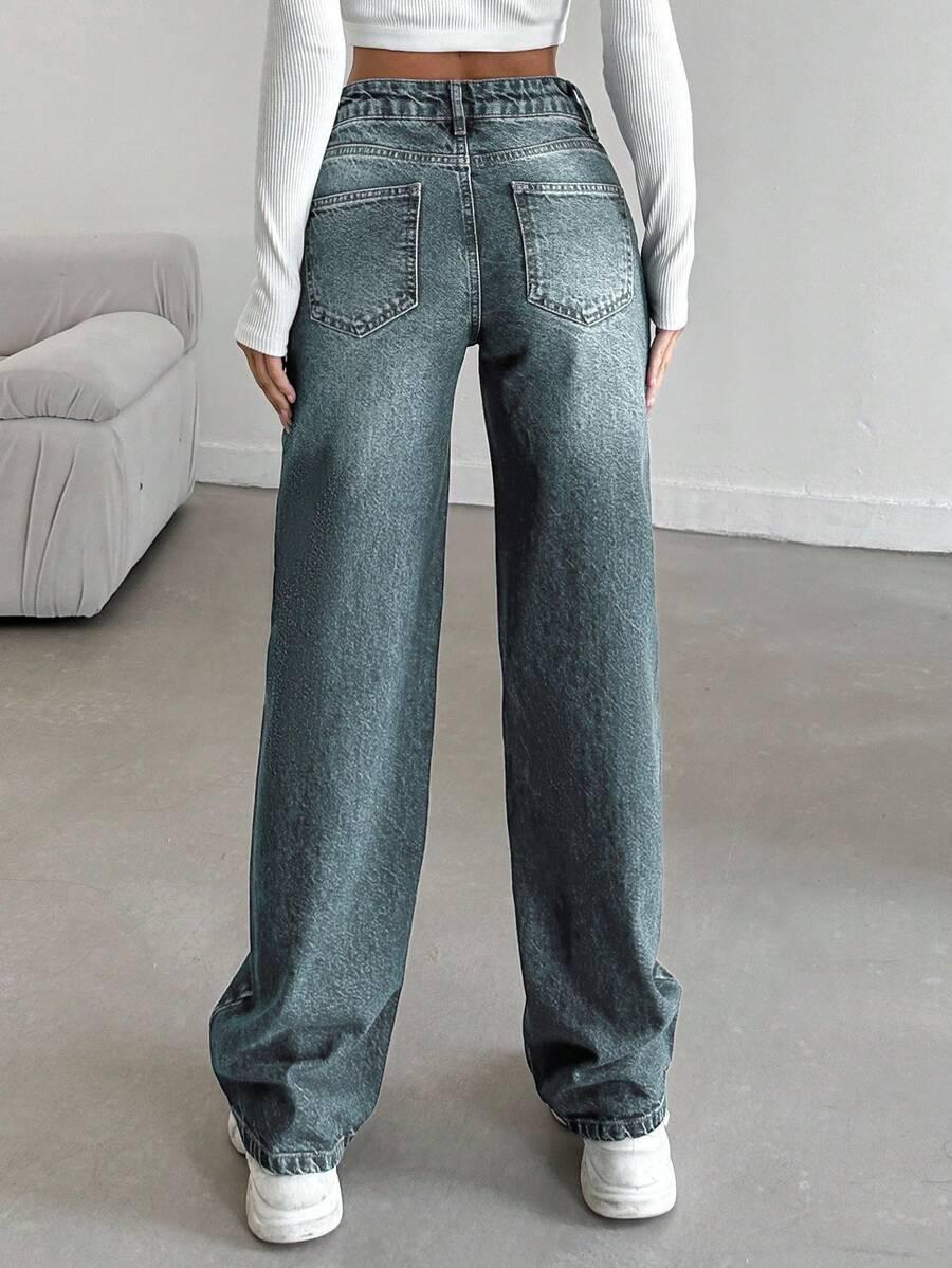 niebieskie spodnie jeans