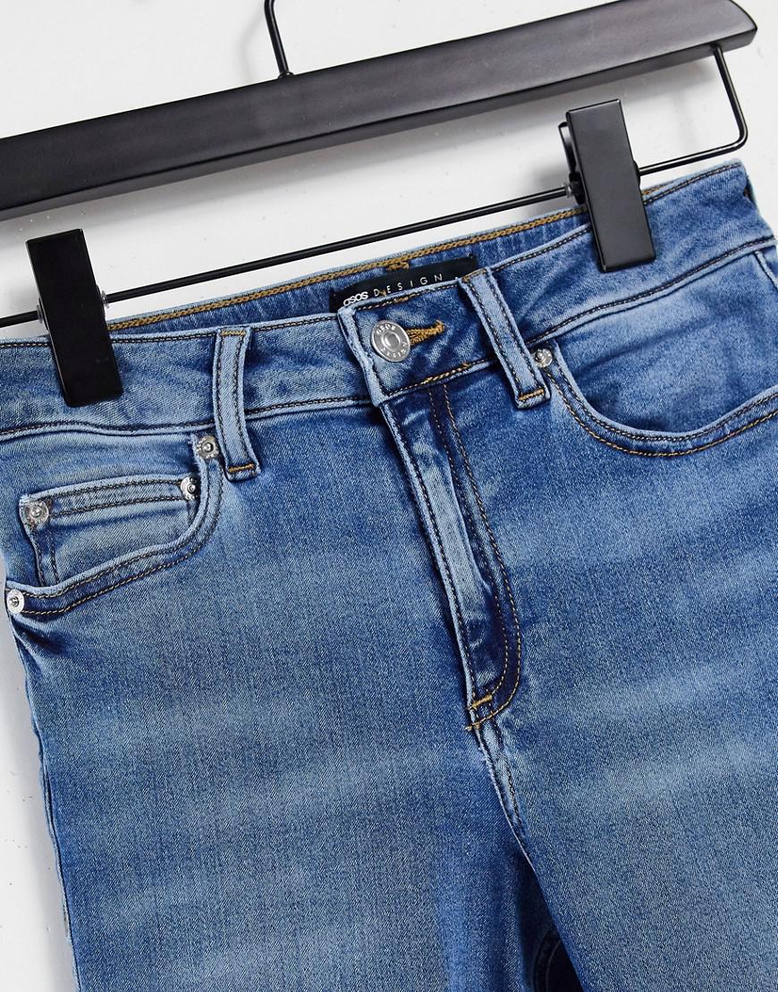 niebieskie spodnie jeans rurki
