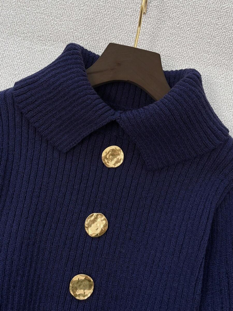 granatowy sweter guziki